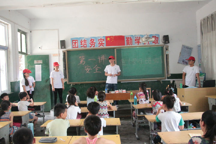 志愿者在班级给学生召开²溺水专题会(摄影 任双辉).jpg 威廉希尔官网